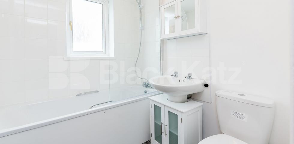 			REFURBISHED & IDEAL FOR STUDENTS!!, 4 Bedroom, 1 bath, 1 reception Flat			 Penderyn Way, TUFNELL PARK